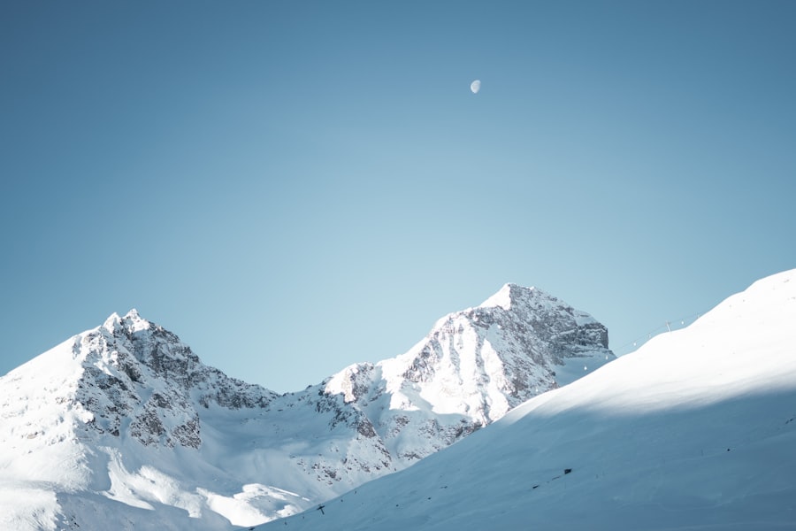 Verschneite Berggipfel unter blassblauem Himmel
