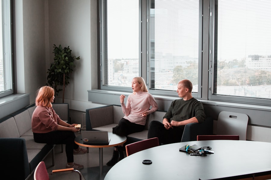 Besprechung an einem runden Tisch am Fenster