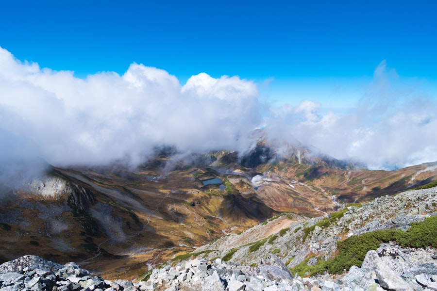Blick von einem Grat über eine Hochebene, Wolken darunter